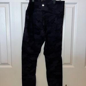 Lululemon Wunder Under 28” - Size 12 - Black Camo Leggings